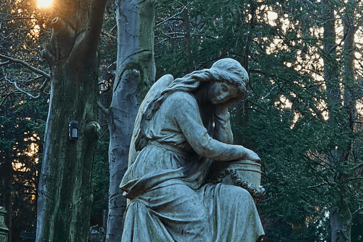 Engelsstatue auf einem Friedhof
