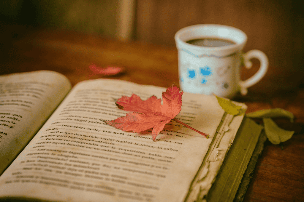 Ein Buch mit Blatt und Tasse Tee